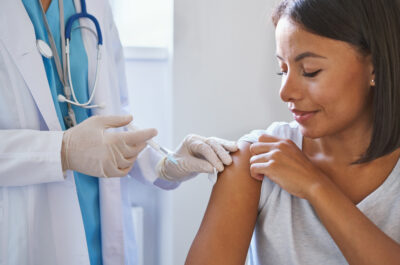 ¿Por qué son importantes las vacunas contra la gripe? Young,Afro,American,Woman,Receiving,Injection,Of,Coronavirus,Vaccine,During
